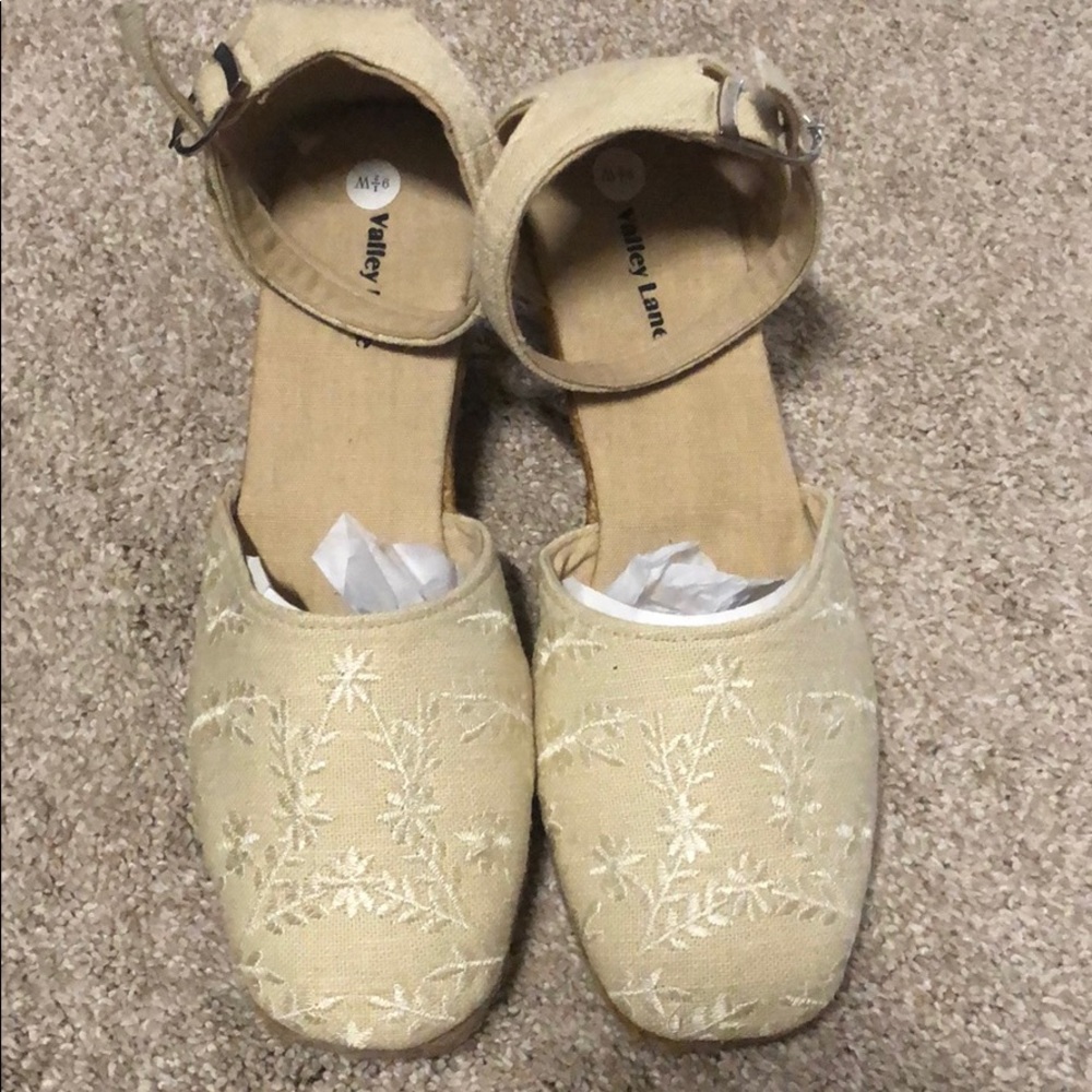 NWOT beige sandals